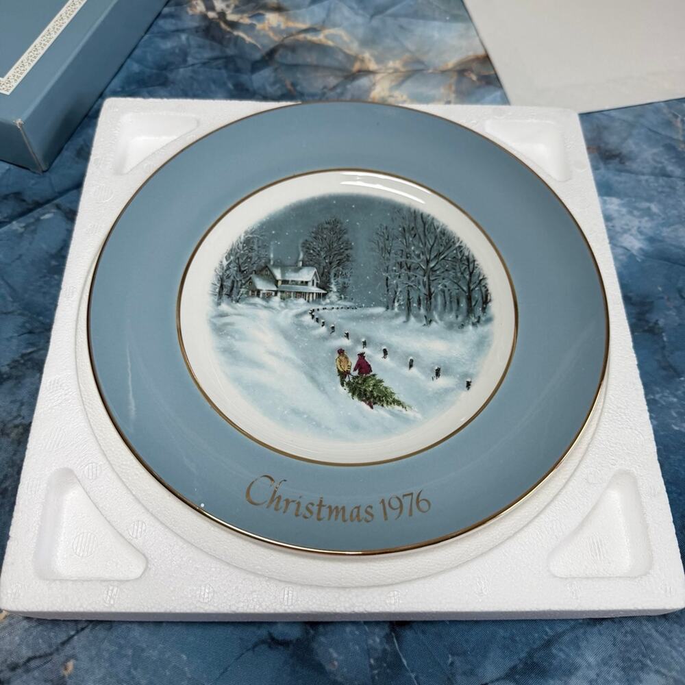 Christmas 1976 Decorative Plate Avon